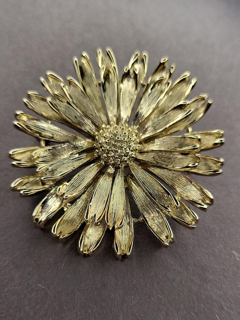 Classic Gold Daisy Flower Brooch Pin - Women's Jewelry